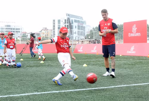 Dàn 'sao' Arsenal cùng cầu thủ nhí trên SVĐ Tây Hồ ảnh 2