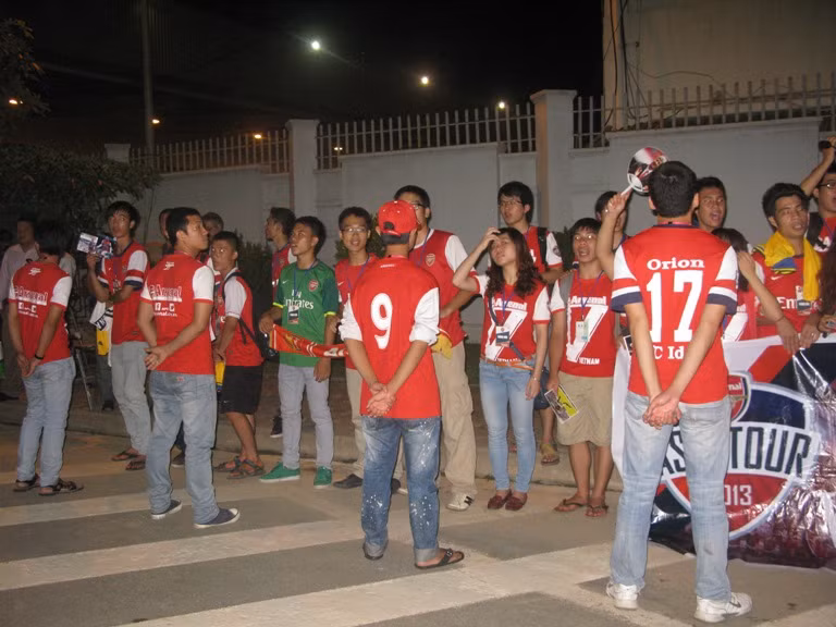 Háo hức đón Arsenal lúc tờ mờ sáng ảnh 7
