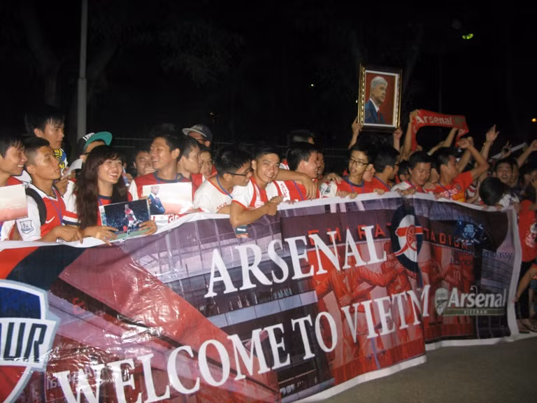 Háo hức đón Arsenal lúc tờ mờ sáng ảnh 4