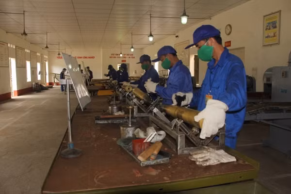 Xem thợ quân khí 'làm sạch' đạn pháo ảnh 5