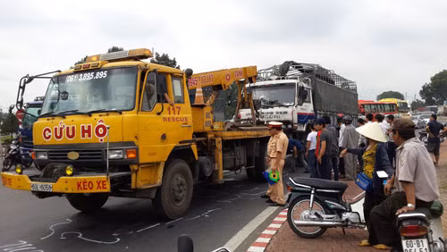 Tai nạn liên hoàn, quốc lộ 1A kẹt cứng ảnh 1