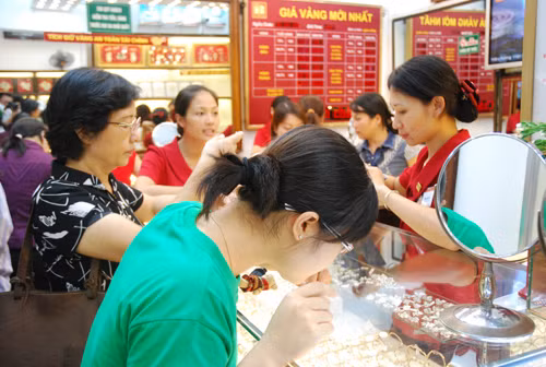 Vàng trong nước - thế giới thu hẹp khoảng cách ảnh 1
