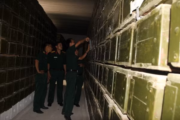 Xem thợ quân khí 'làm sạch' đạn pháo ảnh 8