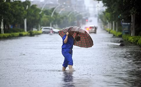 Sóng cực lớn tấn công bờ biển Trung Quốc ảnh 9