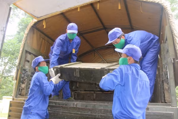 Xem thợ quân khí 'làm sạch' đạn pháo ảnh 1