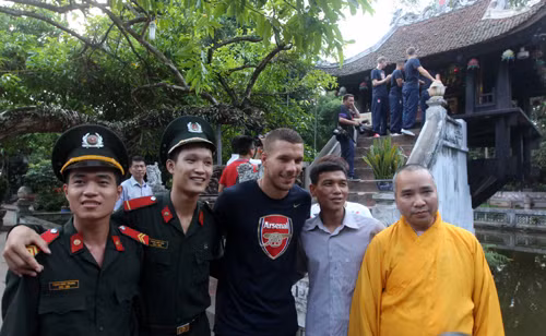 Arsenal thăm Chùa Một Cột ảnh 3