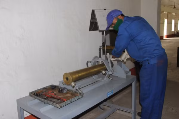 Xem thợ quân khí 'làm sạch' đạn pháo ảnh 4