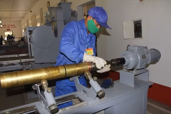 Xem thợ quân khí 'làm sạch' đạn pháo ảnh 6