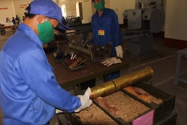 Xem thợ quân khí 'làm sạch' đạn pháo ảnh 2