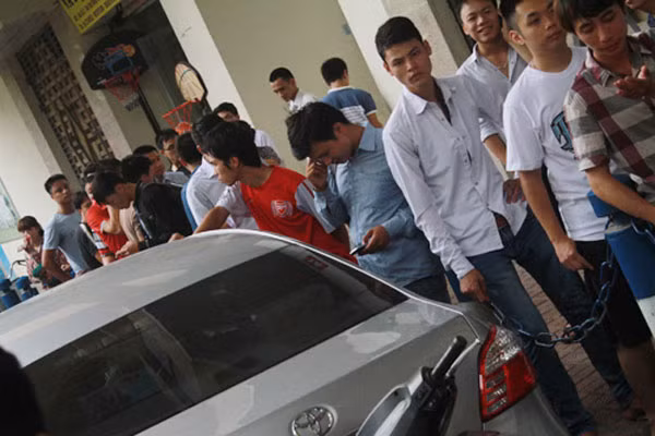 Phe vé 'lộng hành' tại sân Hàng Đẫy ảnh 1