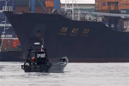 Bên trong tàu 'giấu tên lửa' Chong Chon Gang ảnh 1