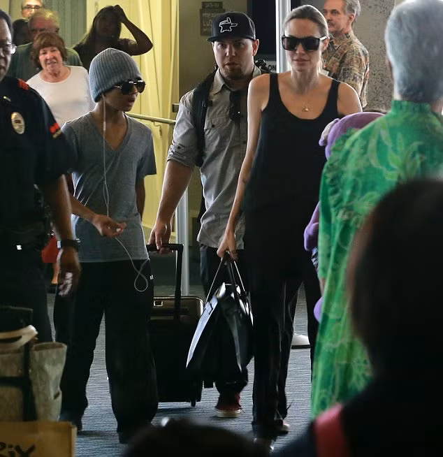 Angelina Jolie vẫn tự tin ‘khoe’ ngực ảnh 7