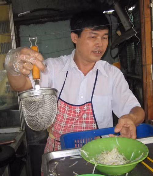 Chuyện lập nghiệp của ông chủ “sứt răng” bán phở ảnh 1