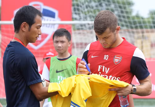 Dàn 'sao' Arsenal cùng cầu thủ nhí trên SVĐ Tây Hồ ảnh 7
