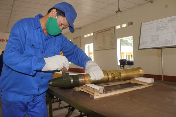 Xem thợ quân khí 'làm sạch' đạn pháo ảnh 3