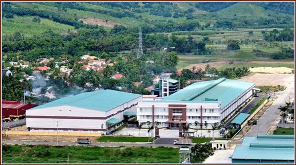 Nhà máy gây ô nhiễm, dân buộc phải... di dời ảnh 1