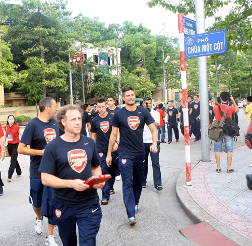 Arsenal thăm Chùa Một Cột ảnh 2