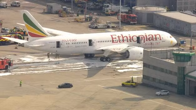 Boeing 787 bốc cháy giữa sân bay ảnh 1