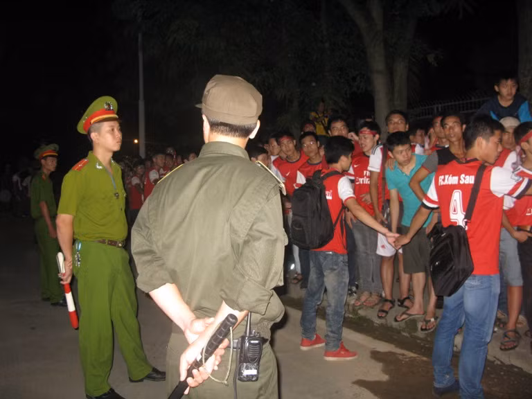Háo hức đón Arsenal lúc tờ mờ sáng ảnh 8