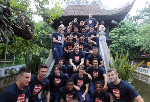 Arsenal thăm Chùa Một Cột ảnh 1