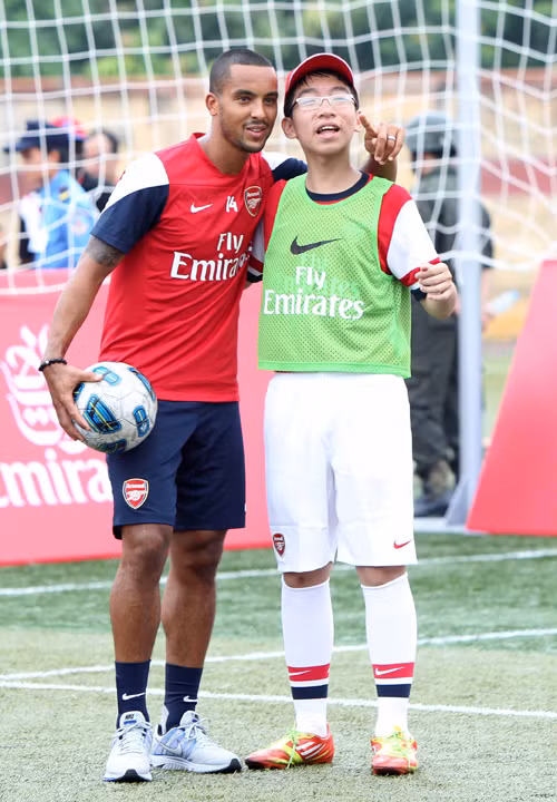 Dàn 'sao' Arsenal cùng cầu thủ nhí trên SVĐ Tây Hồ ảnh 6
