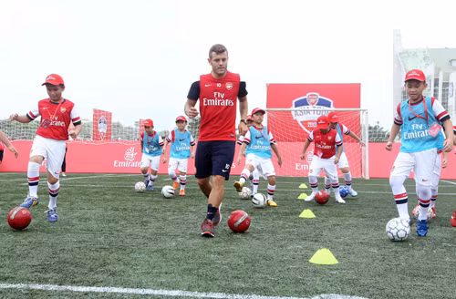 Dàn 'sao' Arsenal cùng cầu thủ nhí trên SVĐ Tây Hồ ảnh 3
