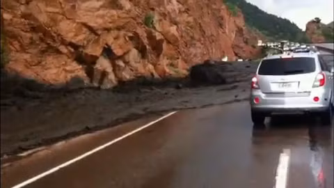 Lũ bùn lạnh lùng cuốn phăng ô tô ảnh 1