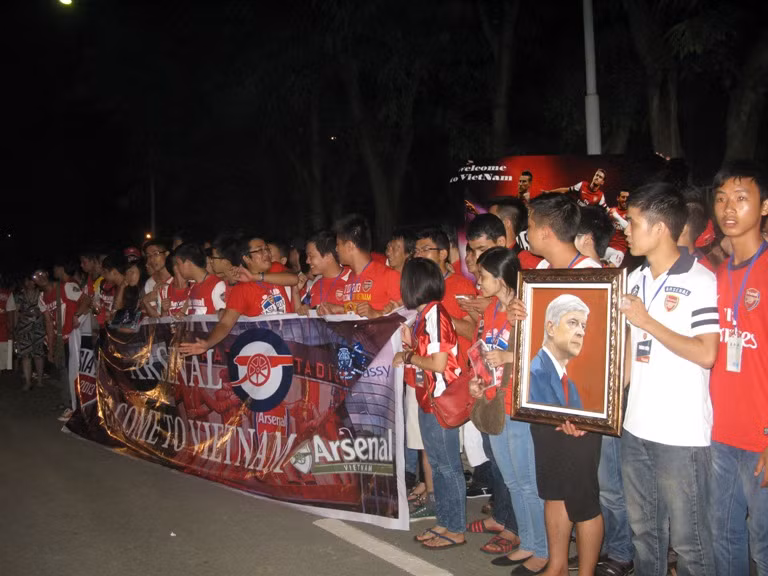 Háo hức đón Arsenal lúc tờ mờ sáng ảnh 3
