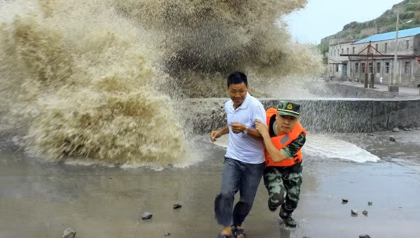 Sóng cực lớn tấn công bờ biển Trung Quốc ảnh 7