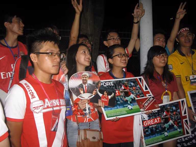 Háo hức đón Arsenal lúc tờ mờ sáng ảnh 6