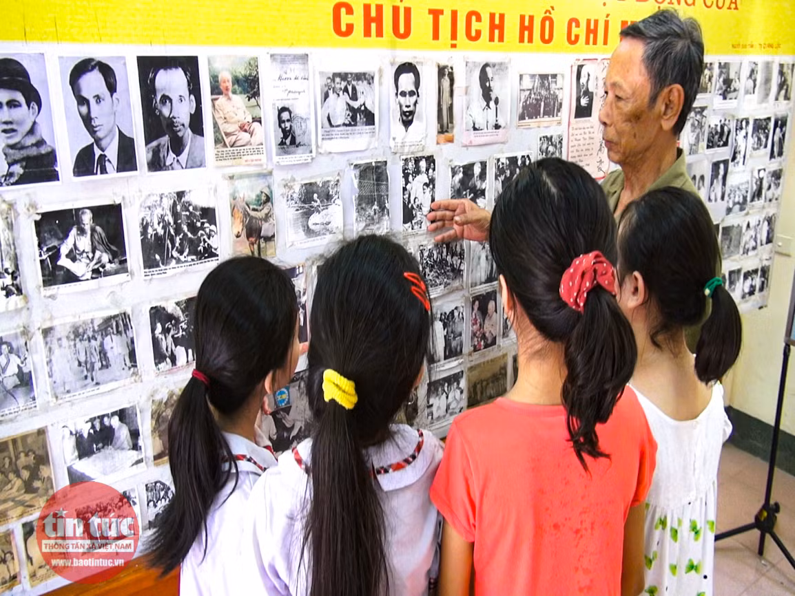 Hơn 800 bức ảnh quý về Chủ tịch Hồ Chí Minh đã được ông Tạ Quang Lộc in phóng và trưng bày tại Nhà văn hoá phường Hưng Dũng.