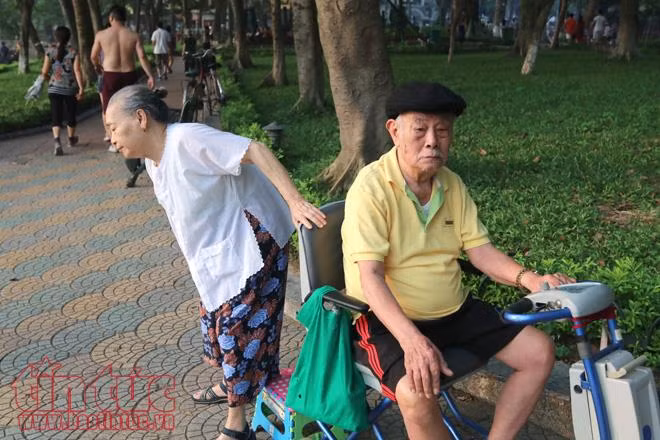 Cảnh tập thể dục sáng sớm bình yên quanh hồ Gươm ảnh 10