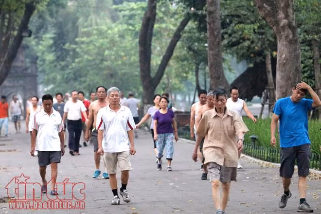 Cảnh tập thể dục sáng sớm bình yên quanh hồ Gươm ảnh 1