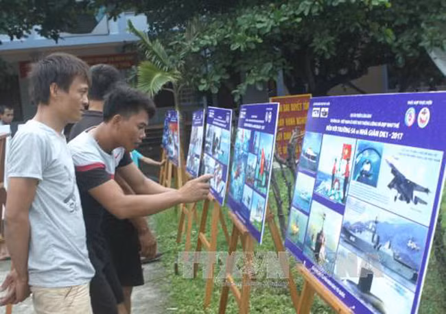 Triển lãm ảnh lưu động 'Biển đảo Việt Nam: Đẹp và thanh bình' tại Trường Sa ảnh 2