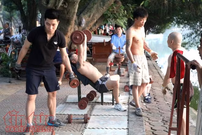 Cảnh tập thể dục sáng sớm bình yên quanh hồ Gươm ảnh 5