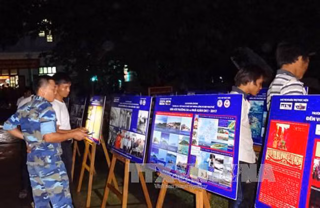 Triển lãm ảnh lưu động 'Biển đảo Việt Nam: Đẹp và thanh bình' tại Trường Sa ảnh 5