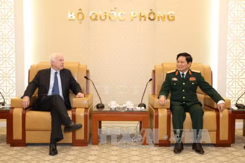 Bộ trưởng Bộ Quốc phòng tiếp Đoàn Ủy ban Quân lực Thượng viện Hoa Kỳ ảnh 1