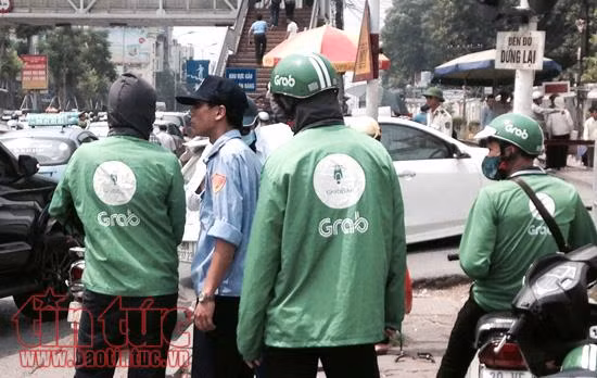 Bát nháo taxi, xe ôm trước cổng bệnh viện Bạch Mai ảnh 5