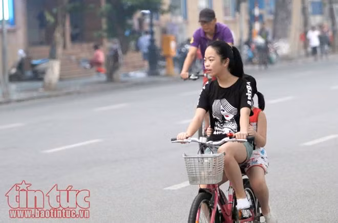 Cảnh tập thể dục sáng sớm bình yên quanh hồ Gươm ảnh 9