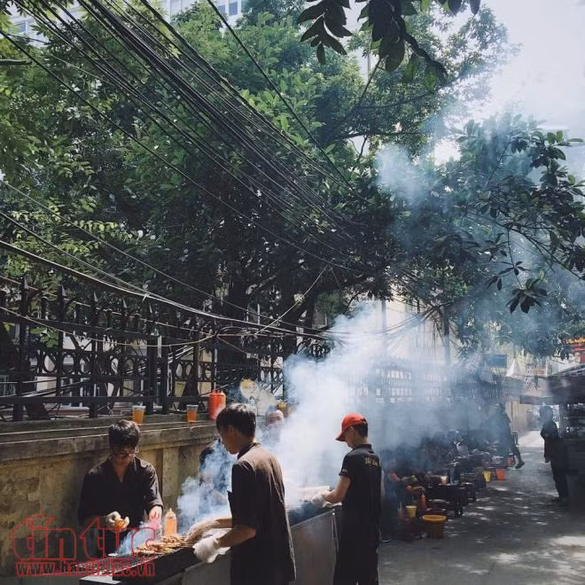 Xếp hàng ăn thịt xiên Hoàng Đức ảnh 3