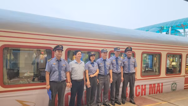 Lãnh đạo hai ngành Đường sắt, Y tế khảo sát Đoàn tàu Bạch Mai