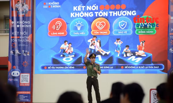 Lan tỏa thông điệp “Kết nối không tổn thương” đến học sinh.
