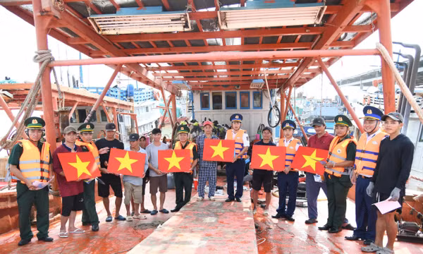 Bộ Tư lệnh Vùng Cảnh sát biển 3 phối hợp với Trạm Biên phòng Cửa khẩu cảng Vũng Tàu tuyên truyền chống khai thác IUU cho bà con ngư dân tại Cảng cá Cát Lở.