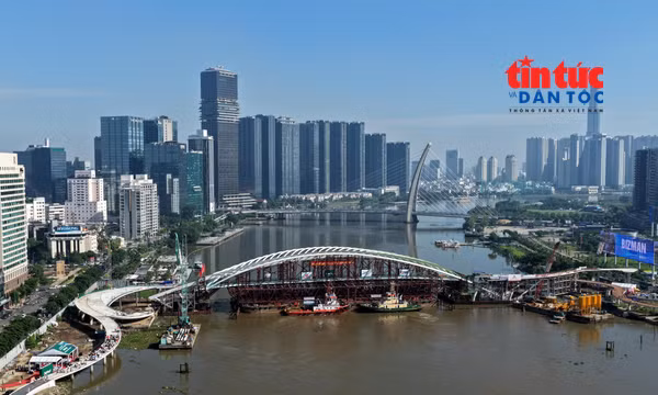 Hợp long cầu đi bộ hình lá dừa nước qua sông Sài Gòn.