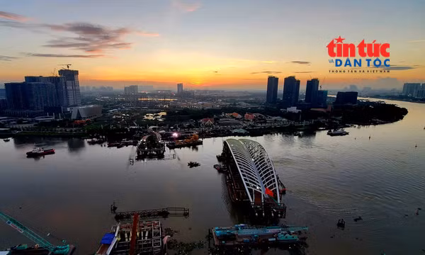TP Hồ Chí Minh: Đưa nhịp chính cầu đi bộ qua sông Sài Gòn vào vị trí hợp long.