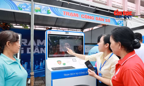 Người dân xã Bình Lợi trải nghiệm các tiện ích số.