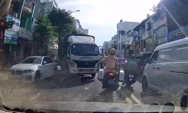 Cảnh sát giao thông mở đường đưa sản phụ chuyển dạ đến bệnh viện.