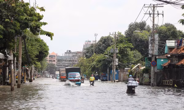 TP Hồ Chí Minh: Người dân chật vật khắc phục ngập sau mưa.