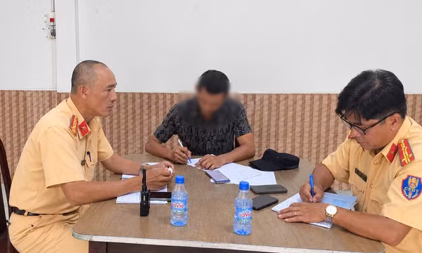 Xử phạt tài xế xe tải làm rơi vãi đất xuống đường Cộng Hòa
