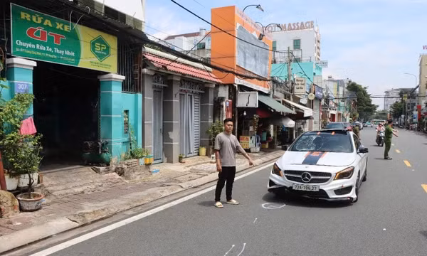Công an dựng lại hiện trường vụ tai nạn. 
